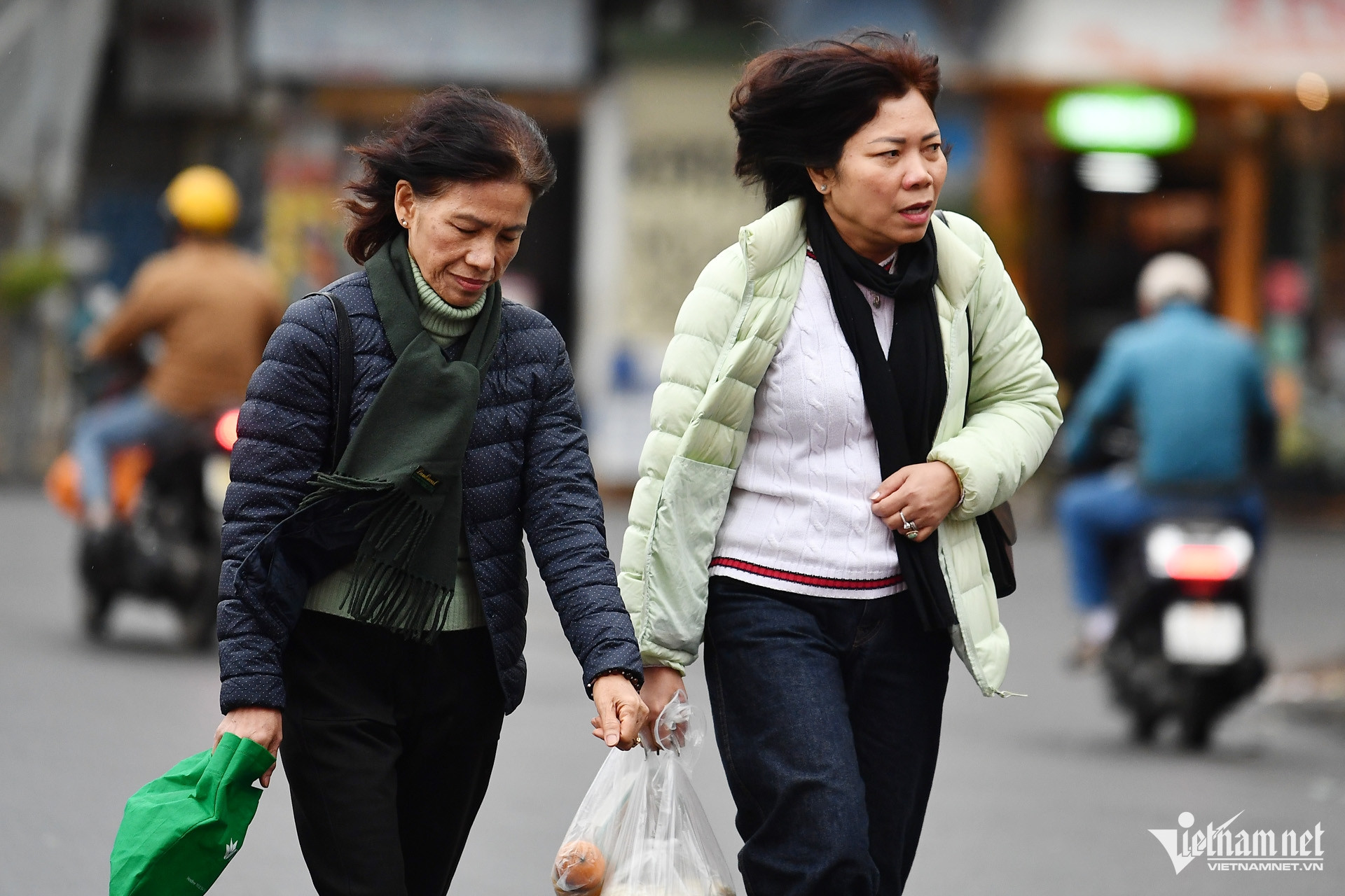 Bà con đi chợ ở khu vực phố cổ cũng cảm thấy lạnh hơn hẳn. Vừa mới hôm qua, thời tiết Hà Nội còn ấm trên 22 độ C, nhiều người đã mặc áo cộc tay.