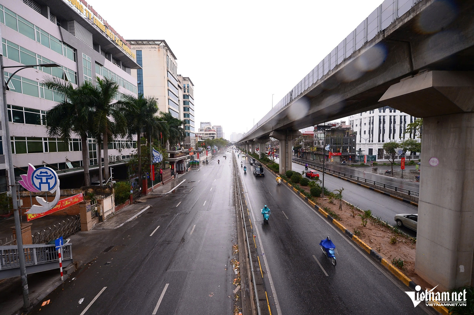 Thời điểm 8h, tại đường Nguyễn Trãi, hướng từ quận Hà Đông ra Ngã Tư Sở (quận Đống Đa), chỉ lác đác phương tiện đi lại.