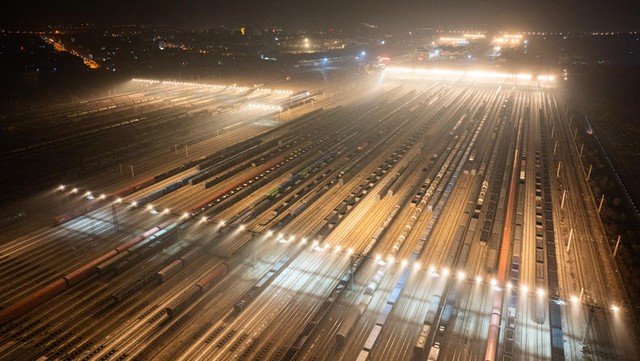 Đèn thắp sáng rực rỡ tại ga tàu ở Bắc Vũ Hán, Hồ Bắc, Trung Quốc