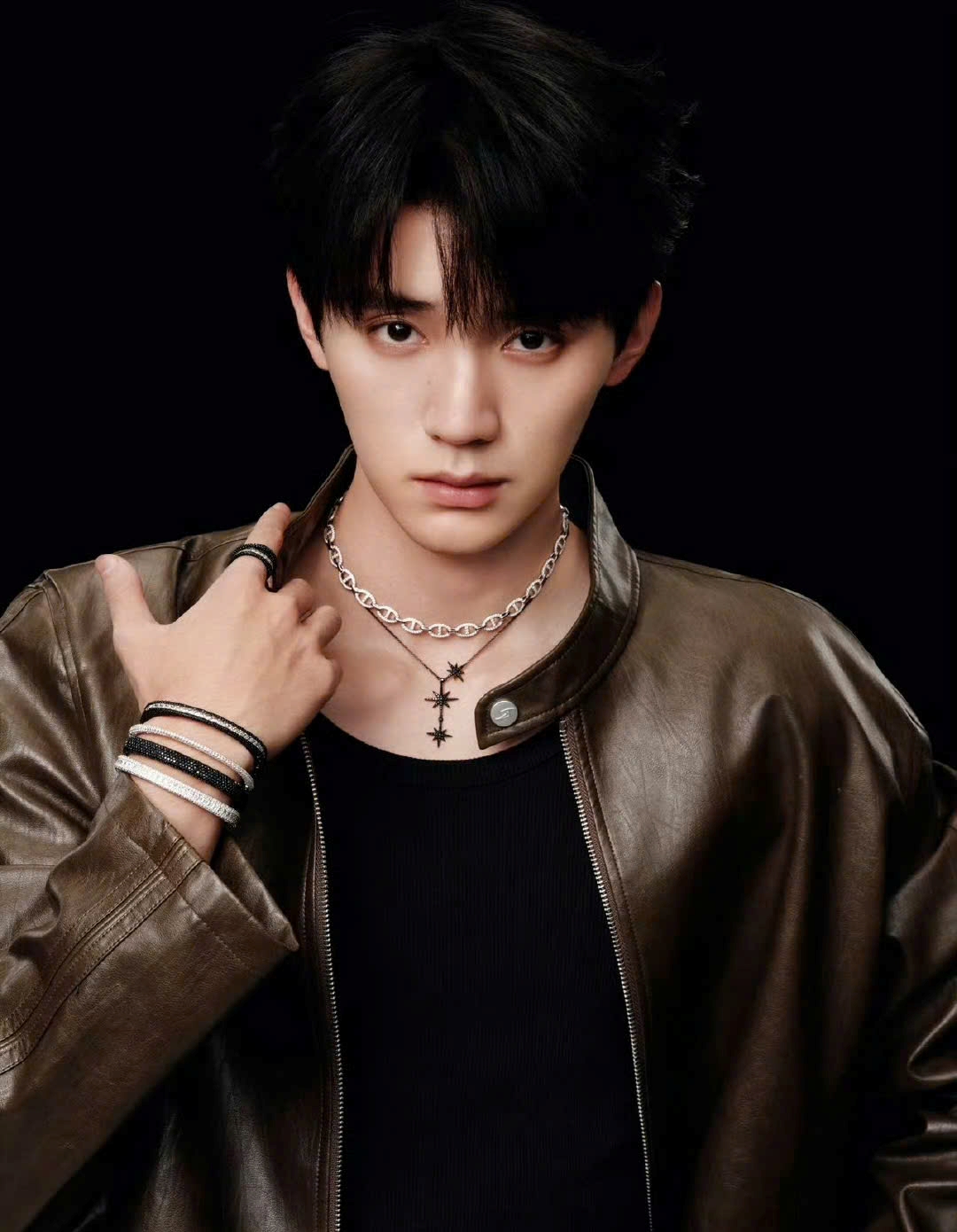 Vương Tinh Việt (trái), Châu Dực Nhiên bị réo tên trong vụ sao nam để chuyện tình cảm ảnh hưởng đến công việc