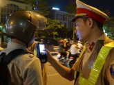 Cảnh sát kiểm tra nồng độ cồn của tài xế đi ra từ quán nhậu