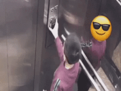 B&eacute; trai 'trổ t&agrave;i sửa chữa' ph&aacute; tung bảng điều khiển thang m&aacute;y khiến nhiều người kinh h&atilde;i