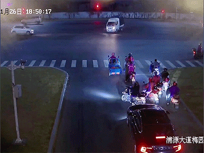 Gay cấn m&agrave;n giải cứu t&agrave;i xế mắc kẹt trong chiếc xe tải bốc ch&aacute;y