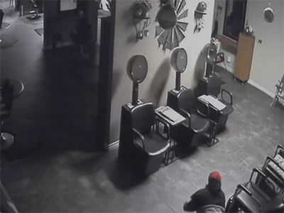 'Hack' cảm biến chuyển động bằng c&aacute;ch kh&ocirc;ng ngờ, t&ecirc;n trộm cuỗm 8 ngh&igrave;n USD từ tiệm l&agrave;m t&oacute;c