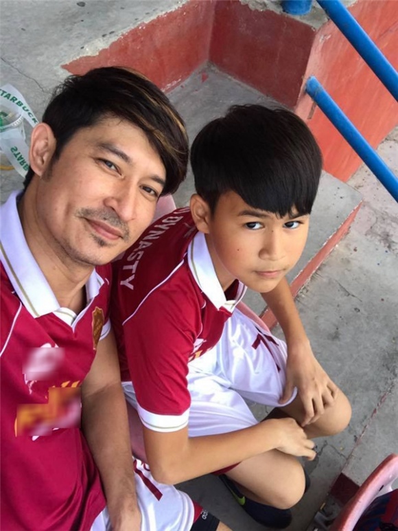 Dù ly hôn đã lâu nhưng vợ cũ vẫn thân thiết với mẹ của Huy Khánh - 1 Dù ly hôn đã lâu nhưng vợ cũ vẫn thân thiết với mẹ của Huy Khánh - 1