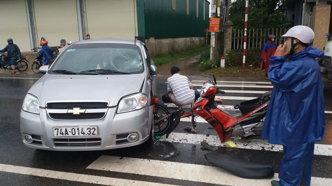 Nam thanh niên bị hất văng lên đầu ôtô sau cú tông trực diện - 1 Nam thanh niên bị hất văng lên đầu ôtô sau cú tông trực diện - 1