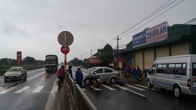 Nam thanh niên bị hất văng lên đầu ôtô sau cú tông trực diện Nam thanh niên bị hất văng lên đầu ôtô sau cú tông trực diện