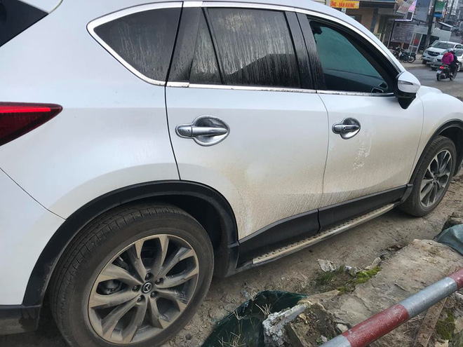 Đập vỡ kính ô tô để trộm tài sản nhưng chỉ lấy được tai nghe và sạc điện thoại - 1 Đập vỡ kính ô tô để trộm tài sản nhưng chỉ lấy được tai nghe và sạc điện thoại - 1