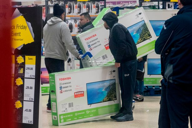 Tranh giành xô đẩy ngày Black Friday trên toàn thế giới - 1 Tranh giành xô đẩy ngày Black Friday trên toàn thế giới - 1