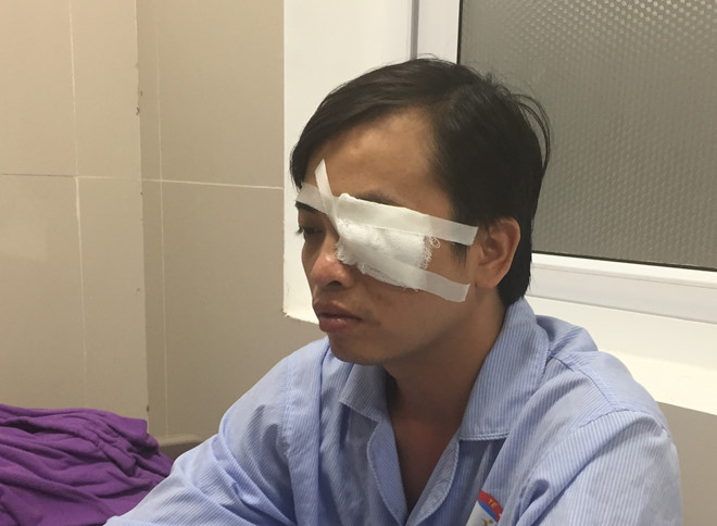 Khởi tố thanh niên tham gia vụ hành hung bác sĩ trước phòng cấp cứu - 1 Khởi tố thanh niên tham gia vụ hành hung bác sĩ trước phòng cấp cứu - 1