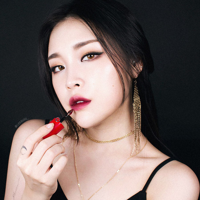 Son tím năm nay 'hot', nhưng đánh thế nào cho đẹp thì bạn đừng bỏ qua loạt 'bí kíp' sau - 1 Son tím năm nay 'hot', nhưng đánh thế nào cho đẹp thì bạn đừng bỏ qua loạt 'bí kíp' sau - 1