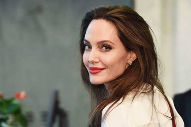 Sau hơn 1 năm từ bỏ người đàn ông từng yêu nồng say suốt cả thập kỷ, Angelina Jolie đang sống thế nào? - 3 Sau hơn 1 năm từ bỏ người đàn ông từng yêu nồng say suốt cả thập kỷ, Angelina Jolie đang sống thế nào? - 3
