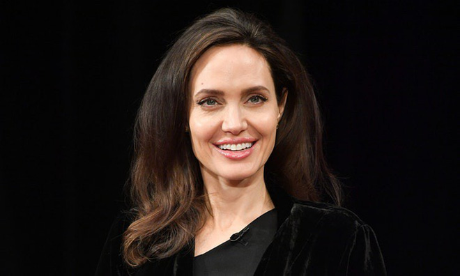 Sau hơn 1 năm từ bỏ người đàn ông từng yêu nồng say suốt cả thập kỷ, Angelina Jolie đang sống thế nào? - 4 Sau hơn 1 năm từ bỏ người đàn ông từng yêu nồng say suốt cả thập kỷ, Angelina Jolie đang sống thế nào? - 4