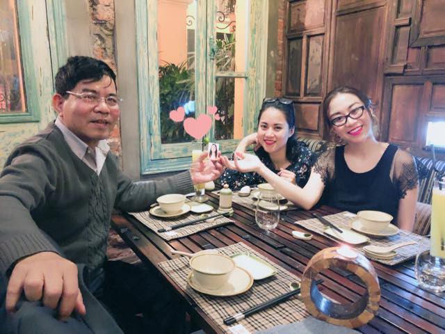 Bàn ăn 3 người, 4 bộ bát đũa và hành trình 31 năm khiến dân mạng Việt rơi nước mắt - 5 Bàn ăn 3 người, 4 bộ bát đũa và hành trình 31 năm khiến dân mạng Việt rơi nước mắt - 5
