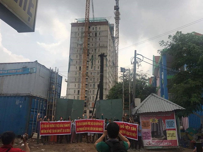 Chủ đầu tư 7 lần thất hứa, khách mua dự án Tân Bình lại biểu tình Chủ đầu tư 7 lần thất hứa, khách mua dự án Tân Bình lại biểu tình