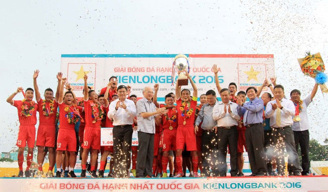 Bầu Đức 'chiến đến cùng' với bầu Tú: Ai thắng, bóng đá Việt Nam cũng thua! - 2 Bầu Đức 'chiến đến cùng' với bầu Tú: Ai thắng, bóng đá Việt Nam cũng thua! - 2