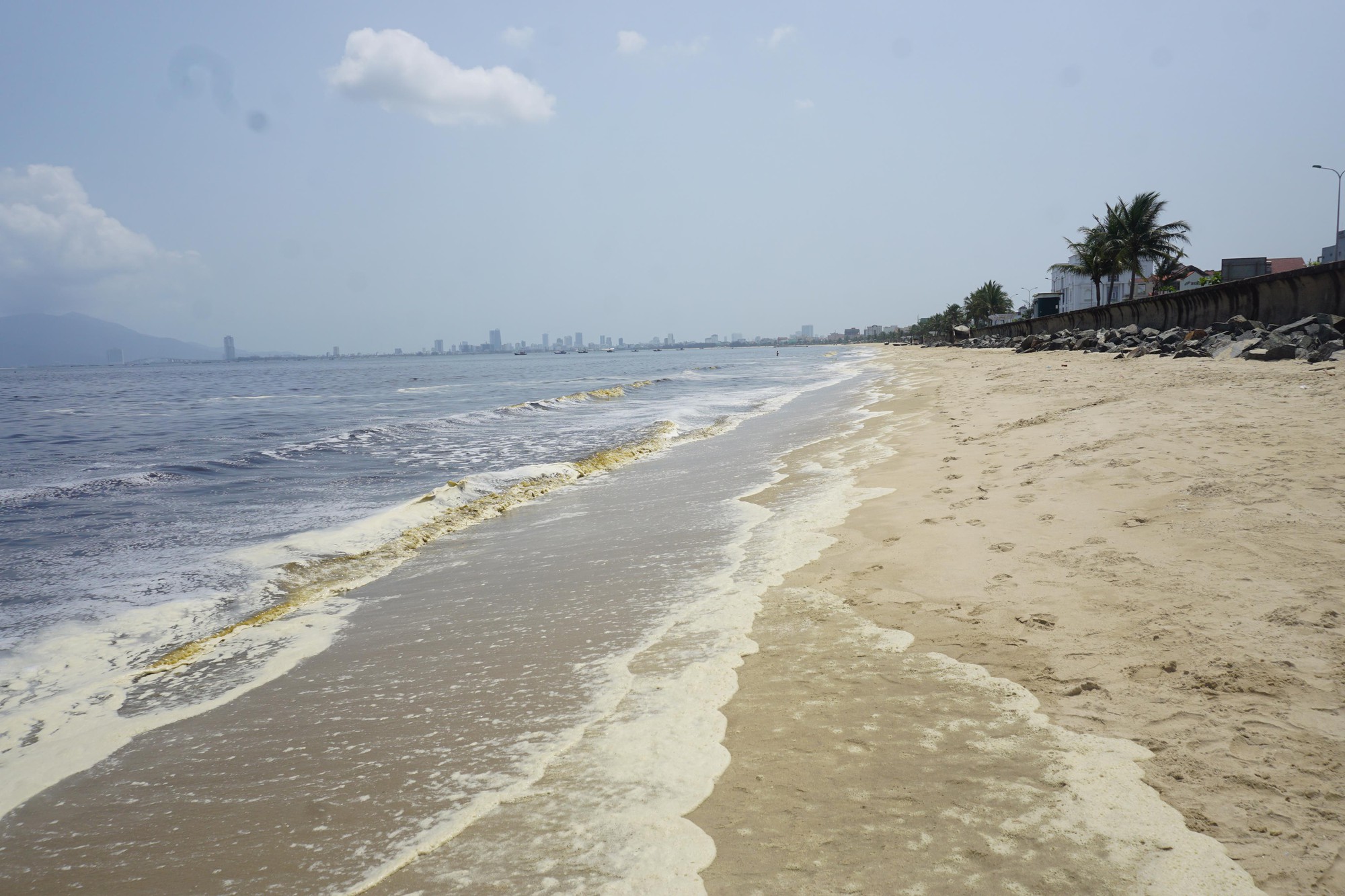 Hơn 5 km bờ biển ở Đà Nẵng đổi màu lạ khiến người dân không dám xuống tắm - 1 Hơn 5 km bờ biển ở Đà Nẵng đổi màu lạ khiến người dân không dám xuống tắm - 1