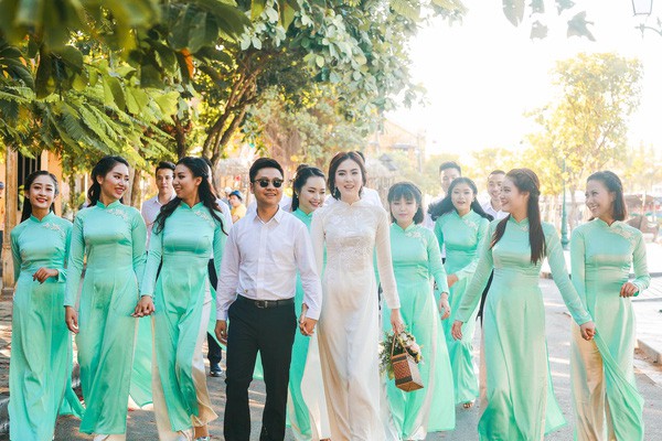 Trong lúc người ta nghi ngờ vào tình cảm showbiz thì những hot girl này cứ bền bỉ chứng minh: Yêu là cưới! - 14 Trong lúc người ta nghi ngờ vào tình cảm showbiz thì những hot girl này cứ bền bỉ chứng minh: Yêu là cưới! - 14