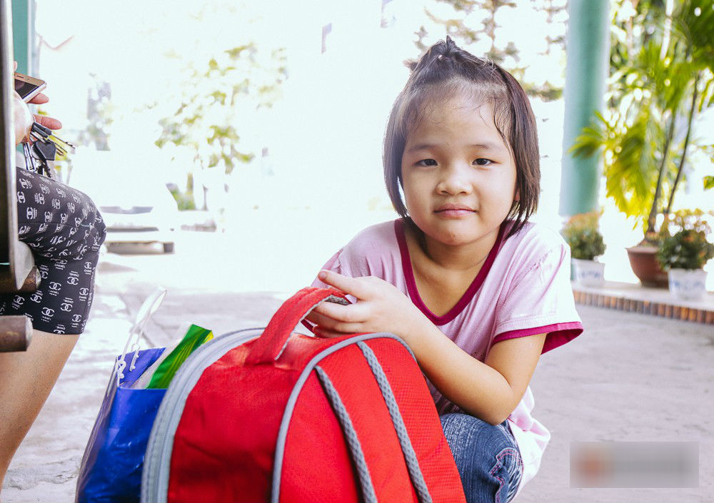 Bé gái 8 tuổi đi lạc sau khi tự đón xe buýt lên Sài Gòn tìm mẹ: 'Con bị đánh, bị bắt đi ăn xin và rất nhớ mẹ' - 1 Bé gái 8 tuổi đi lạc sau khi tự đón xe buýt lên Sài Gòn tìm mẹ: 'Con bị đánh, bị bắt đi ăn xin và rất nhớ mẹ' - 1