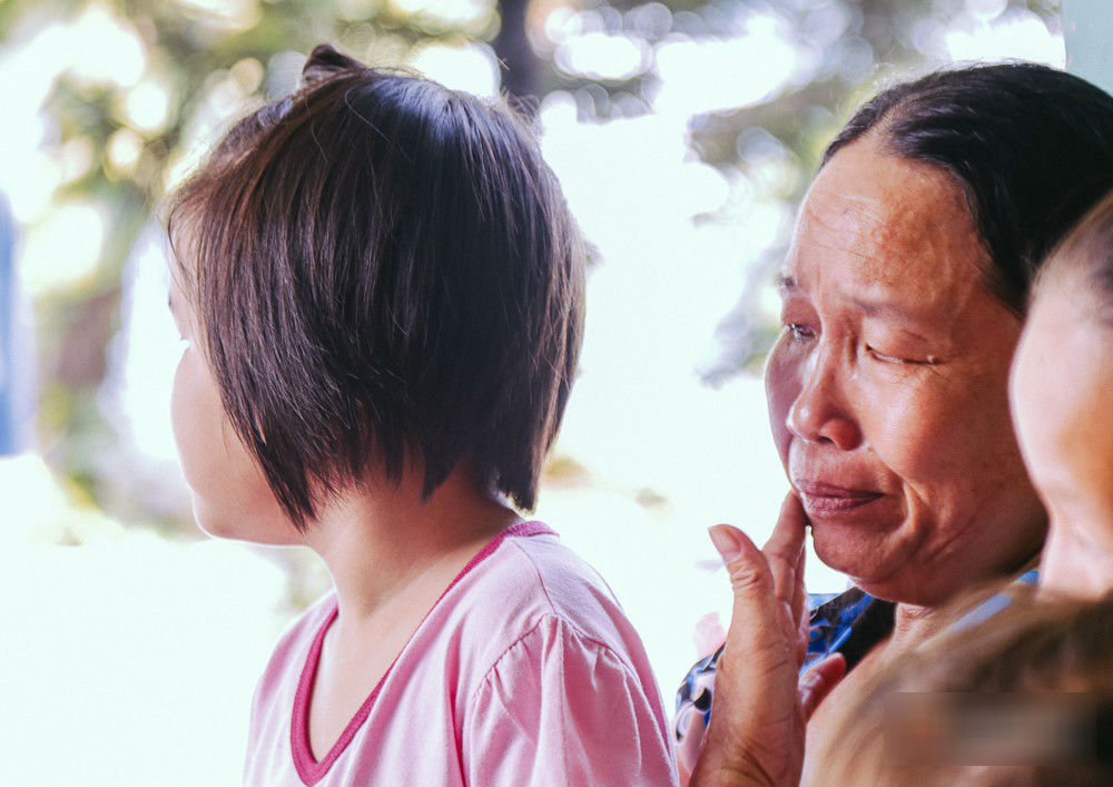 Bé gái 8 tuổi đi lạc sau khi tự đón xe buýt lên Sài Gòn tìm mẹ: 'Con bị đánh, bị bắt đi ăn xin và rất nhớ mẹ' - 5 Bé gái 8 tuổi đi lạc sau khi tự đón xe buýt lên Sài Gòn tìm mẹ: 'Con bị đánh, bị bắt đi ăn xin và rất nhớ mẹ' - 5