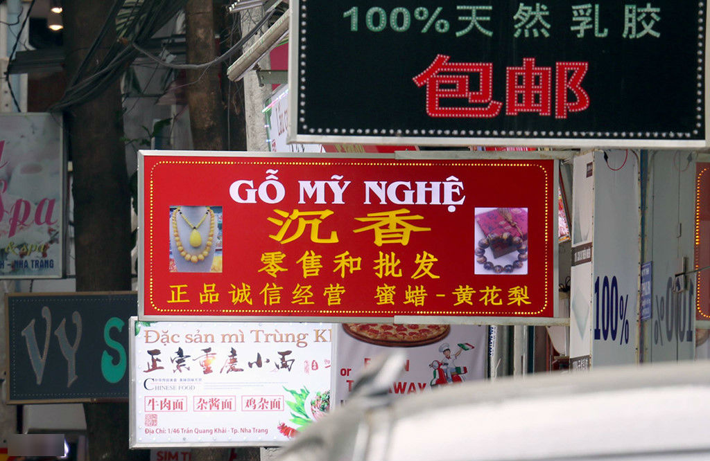 Nghề làm biển hiệu phất lên nhờ 'phố Tàu, nước Nga' ở Nha Trang Nghề làm biển hiệu phất lên nhờ 'phố Tàu, nước Nga' ở Nha Trang
