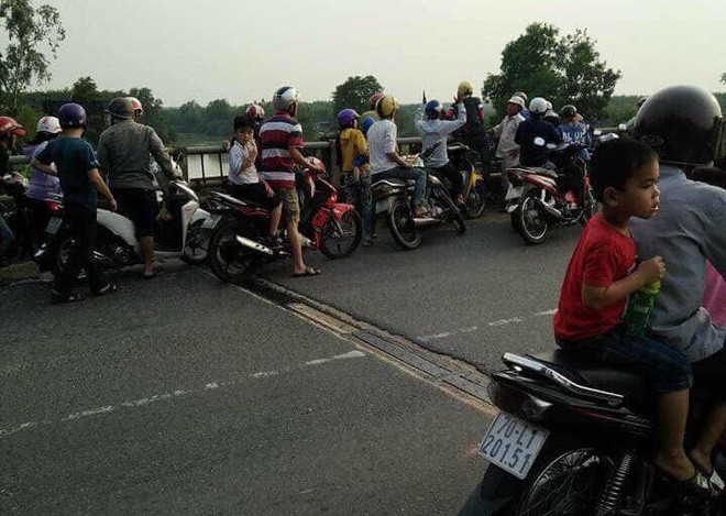 Ba người lao mình xuống sông Sài Gòn cứu cô gái tự tử, một thanh niên chết đuối Ba người lao mình xuống sông Sài Gòn cứu cô gái tự tử, một thanh niên chết đuối