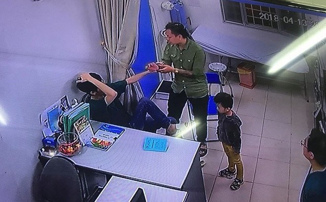 Sau khi bị người nhà bệnh nhân hành hung, bác sĩ ở bệnh viện Xanh Pôn hoảng loạn, có ý định bãi nại vì sợ bị trả thù