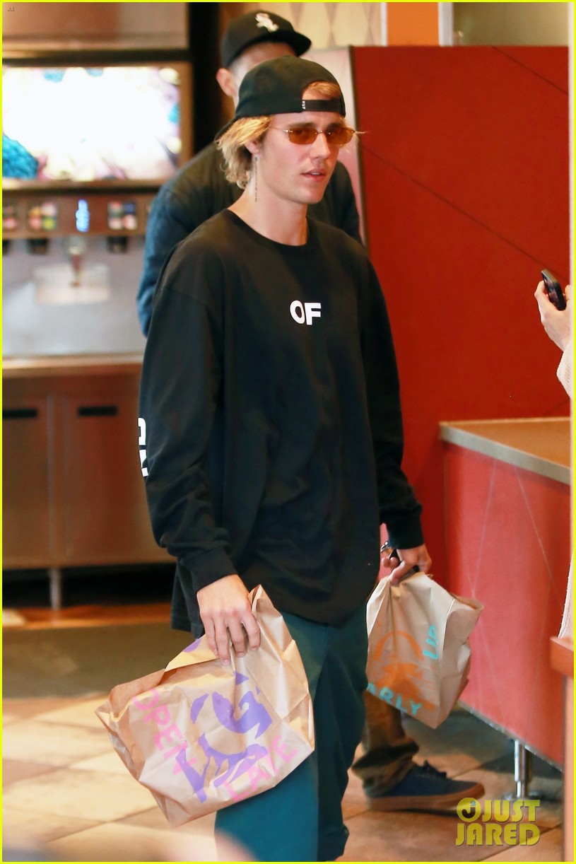 Justin Bieber bị bắt gặp đi vào... toilet nữ, thiếu Selena đã làm anh ấy 'lú' đến mức này ư? Justin Bieber bị bắt gặp đi vào... toilet nữ, thiếu Selena đã làm anh ấy 'lú' đến mức này ư?