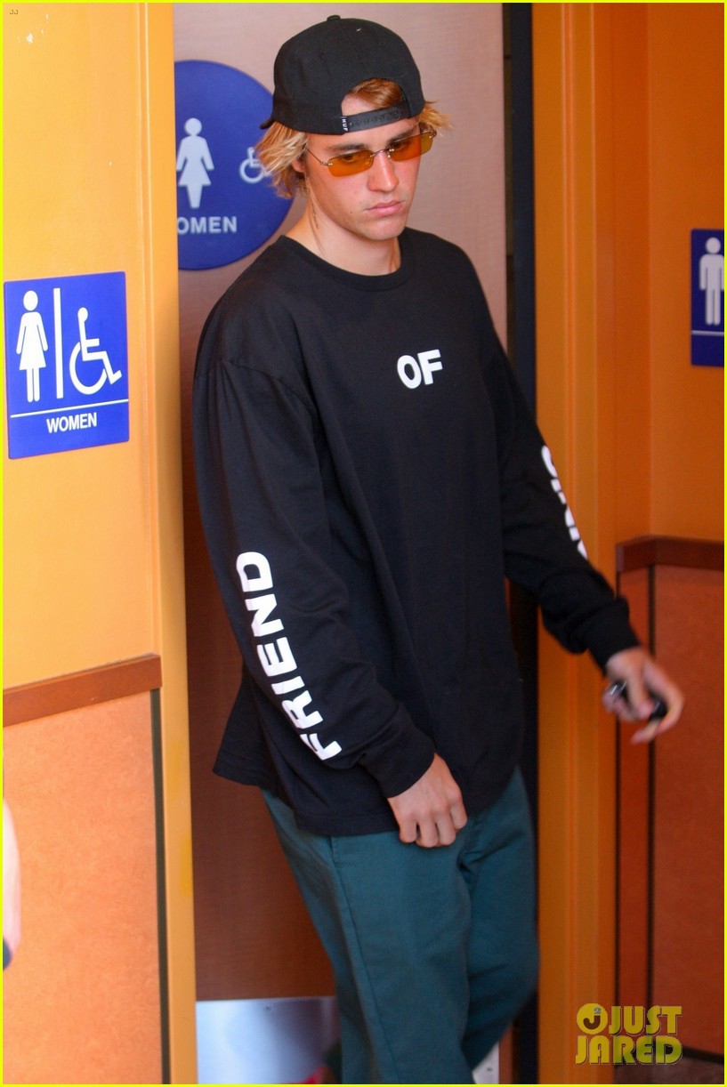 Justin Bieber bị bắt gặp đi vào... toilet nữ, thiếu Selena đã làm anh ấy 'lú' đến mức này ư? - 1 Justin Bieber bị bắt gặp đi vào... toilet nữ, thiếu Selena đã làm anh ấy 'lú' đến mức này ư? - 1