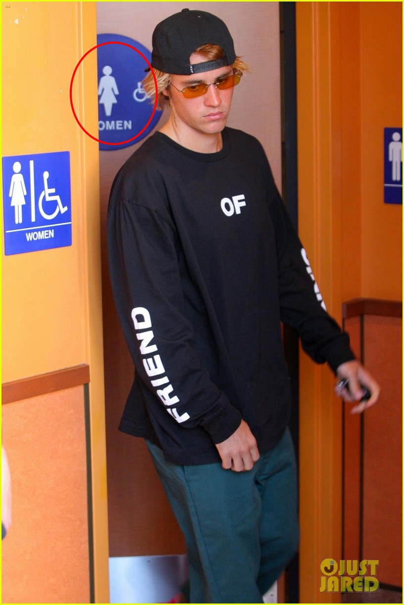 Justin Bieber bị bắt gặp đi vào... toilet nữ, thiếu Selena đã làm anh ấy 'lú' đến mức này ư? - 2 Justin Bieber bị bắt gặp đi vào... toilet nữ, thiếu Selena đã làm anh ấy 'lú' đến mức này ư? - 2