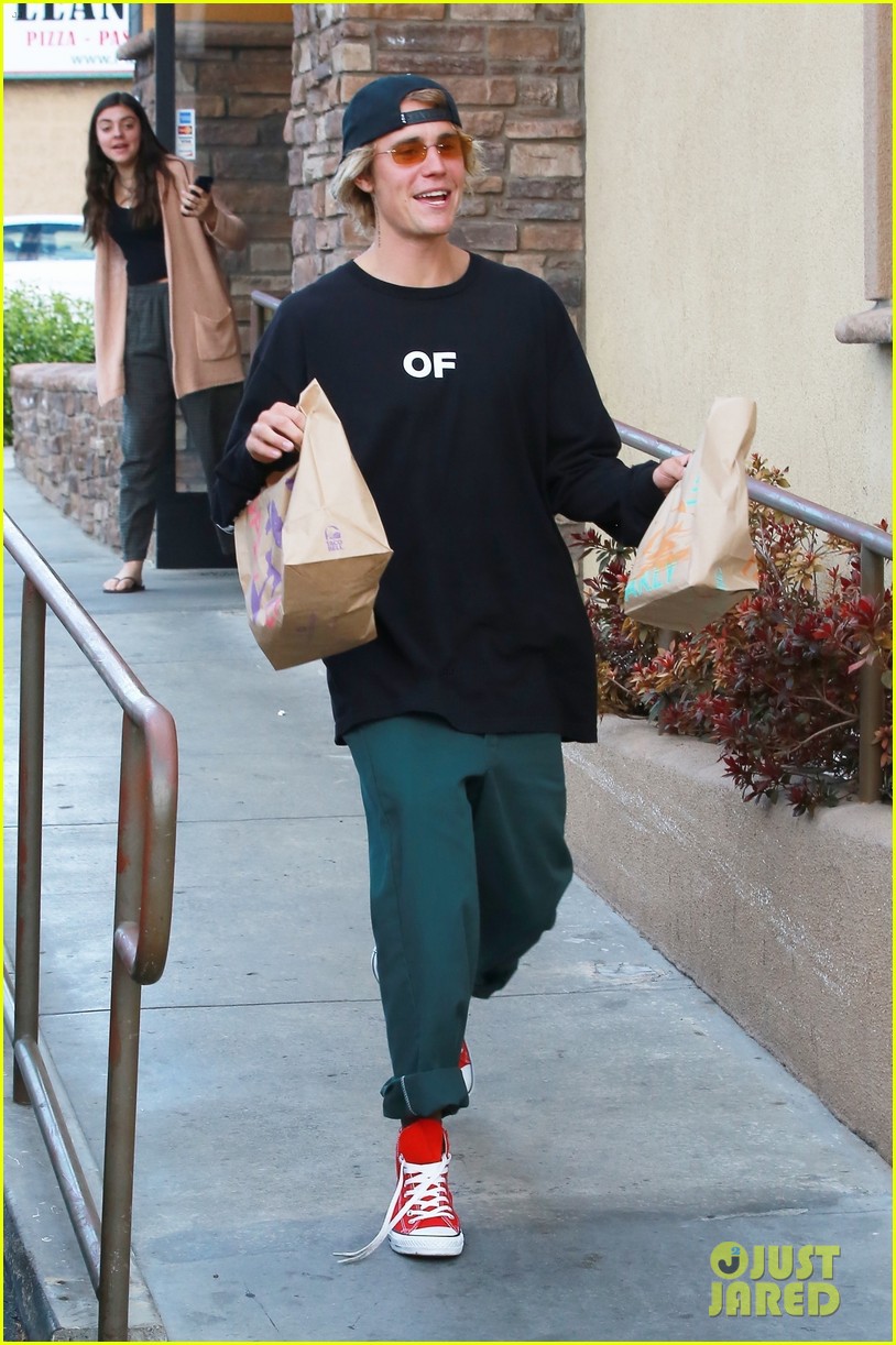 Justin Bieber bị bắt gặp đi vào... toilet nữ, thiếu Selena đã làm anh ấy 'lú' đến mức này ư? - 4 Justin Bieber bị bắt gặp đi vào... toilet nữ, thiếu Selena đã làm anh ấy 'lú' đến mức này ư? - 4