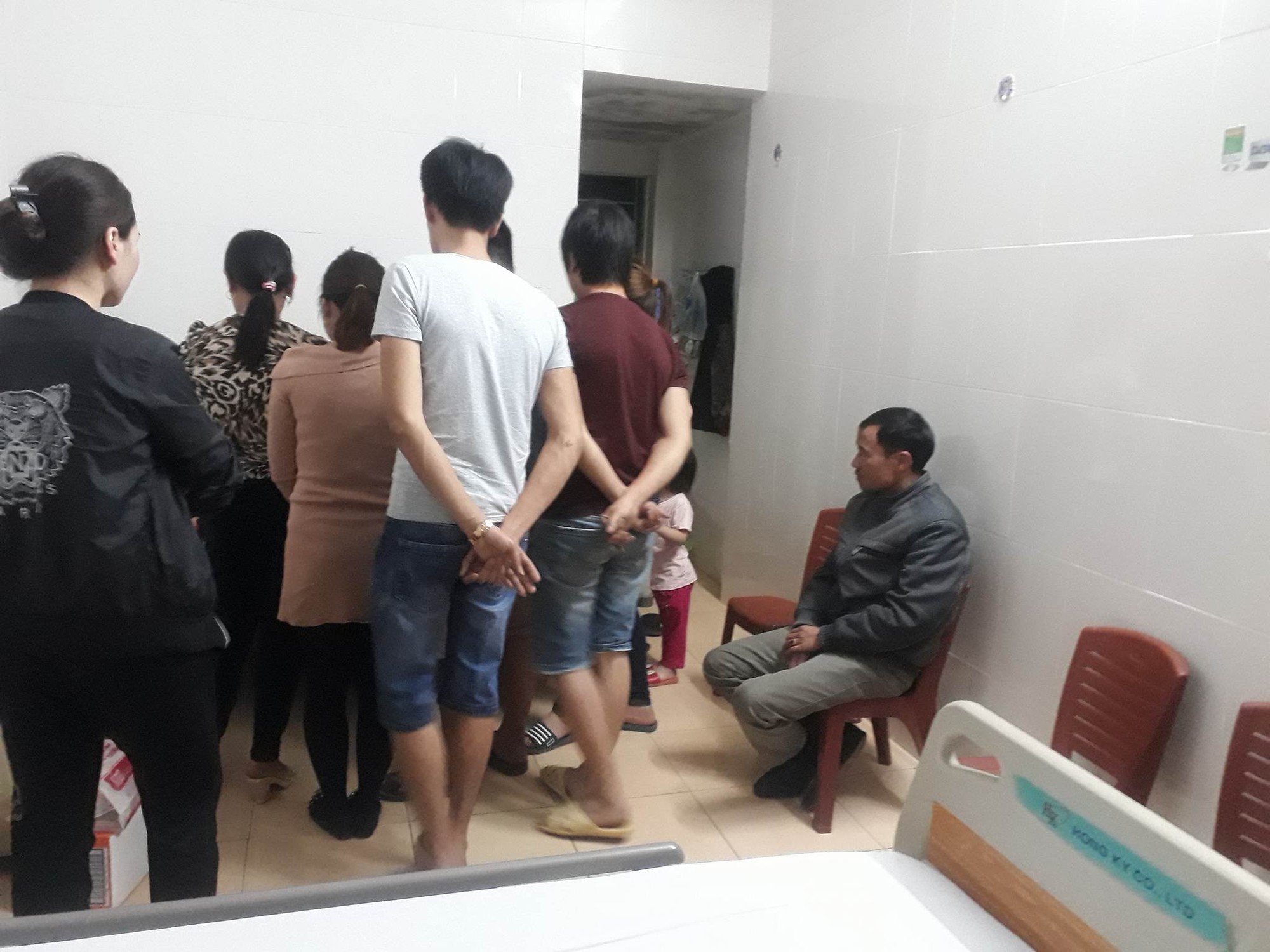 Mẹ của học sinh lớp 1 bị thương vì cô giáo lùi xe: Đau xót khi đến trường thấy con khóc đến kiệt sức, máu chảy khắp người