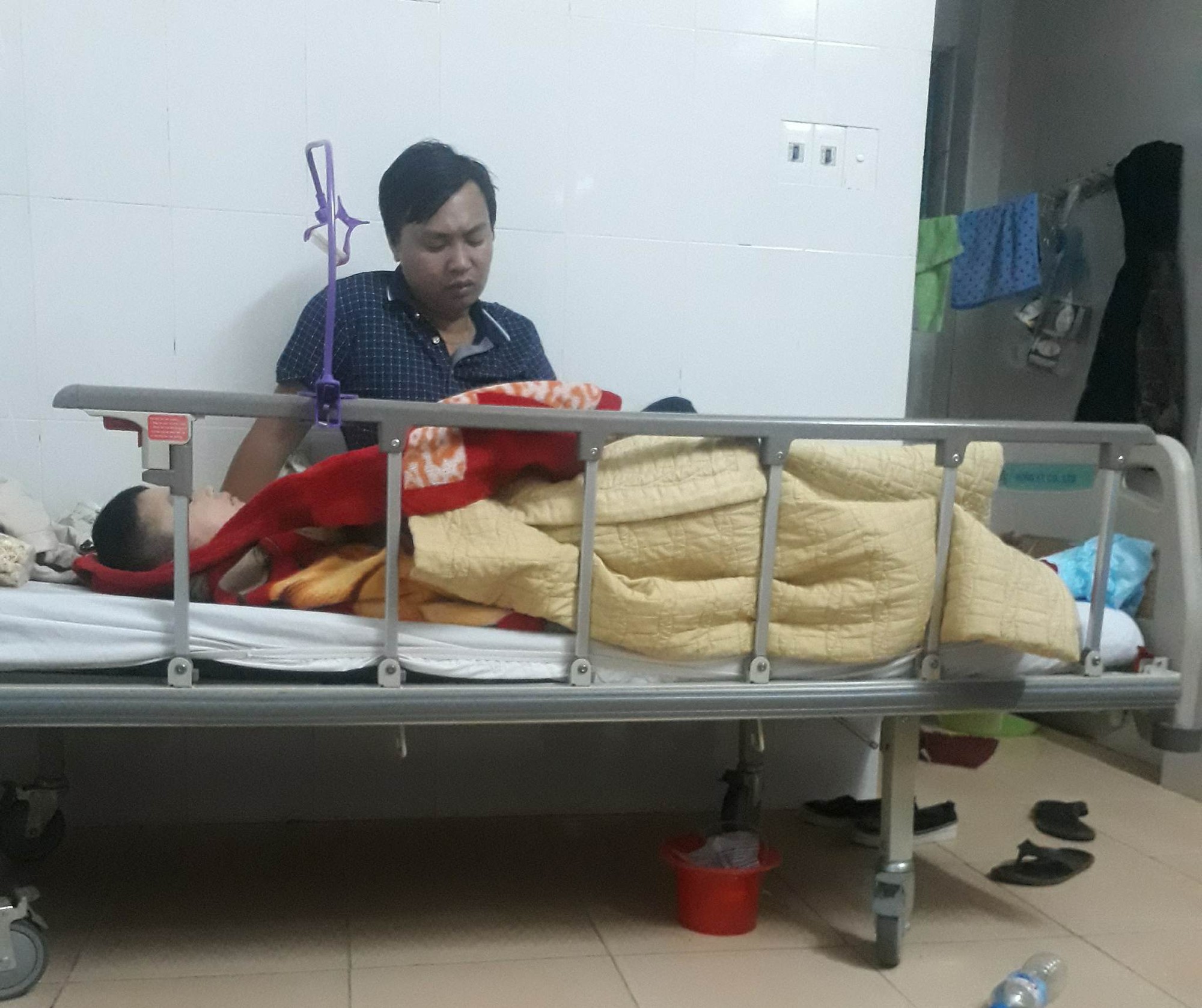 Mẹ của học sinh lớp 1 bị thương vì cô giáo lùi xe: Đau xót khi đến trường thấy con khóc đến kiệt sức, máu chảy khắp người