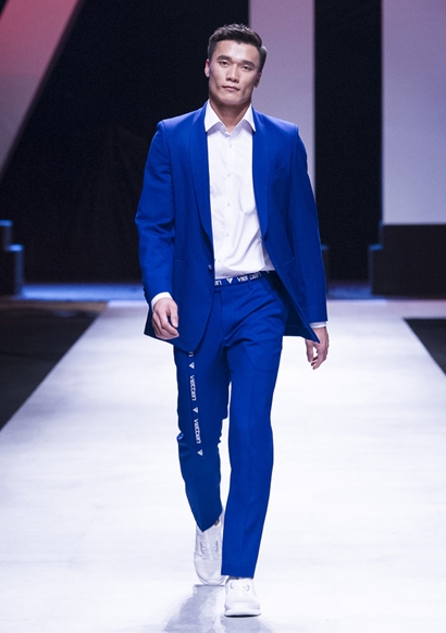Phản ứng của cư dân mạng với màn catwalk của Bùi Tiến Dũng tại VIFW Phản ứng của cư dân mạng với màn catwalk của Bùi Tiến Dũng tại VIFW