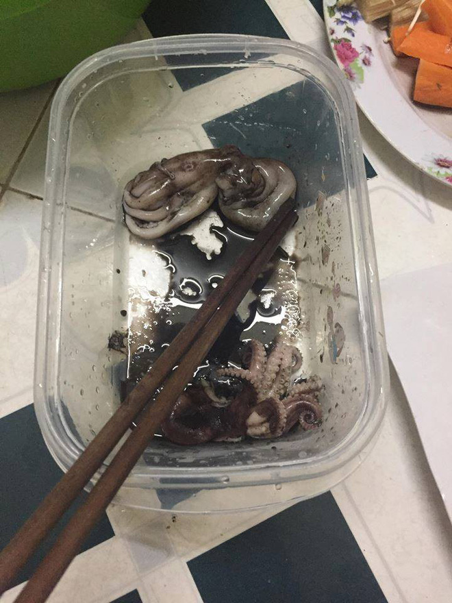 Khoe bạn gái nấu lẩu hải sản đen sì, anh chàng này còn tiết lộ nguyên nhân khiến dân mạng phì cười