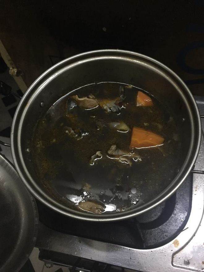 Khoe bạn gái nấu lẩu hải sản đen sì, anh chàng này còn tiết lộ nguyên nhân khiến dân mạng phì cười