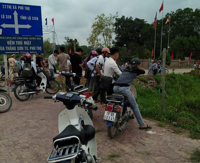 Tài xế lái taxi lao thẳng xuống ao sau lời thách thức