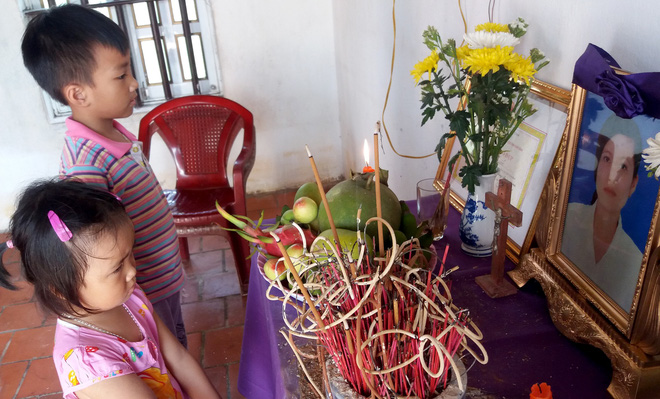 Ánh mắt ngây thơ của 2 đứa trẻ trước di ảnh người mẹ vừa mất vì ung thư, bố mắc bệnh hiểm nghèo