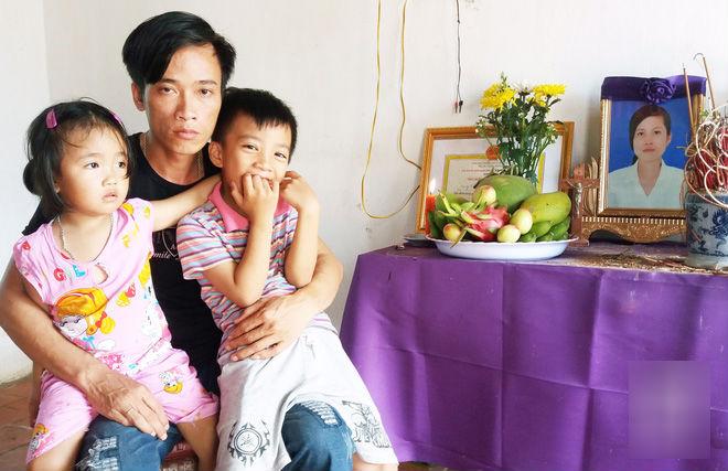 Ánh mắt ngây thơ của 2 đứa trẻ trước di ảnh người mẹ vừa mất vì ung thư, bố mắc bệnh hiểm nghèo