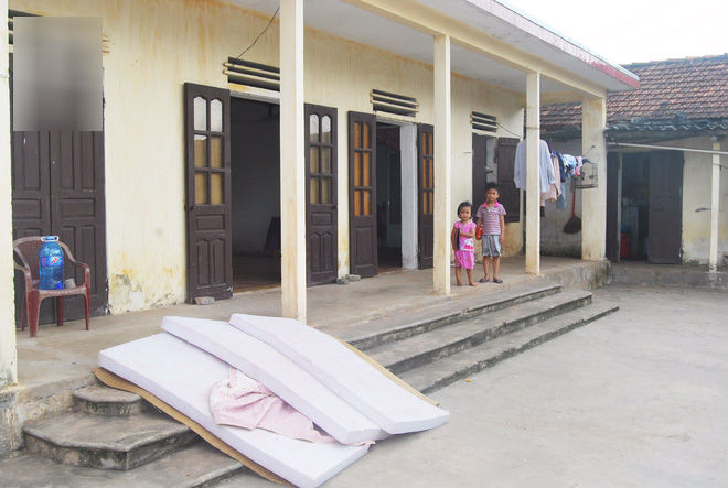 Ánh mắt ngây thơ của 2 đứa trẻ trước di ảnh người mẹ vừa mất vì ung thư, bố mắc bệnh hiểm nghèo