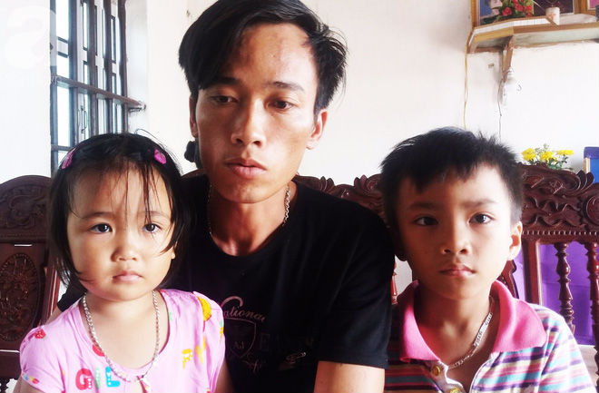 Ánh mắt ngây thơ của 2 đứa trẻ trước di ảnh người mẹ vừa mất vì ung thư, bố mắc bệnh hiểm nghèo