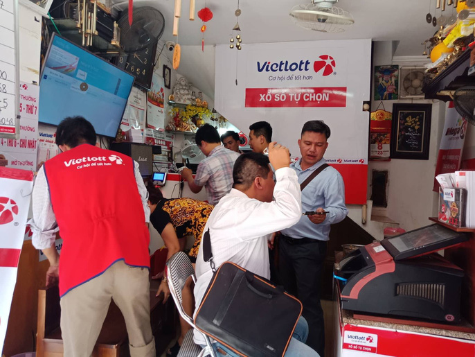 Nườm nượp đến mua vé cầu may tại đại lí Vietlott bán vé trúng gần 304 tỉ đồng