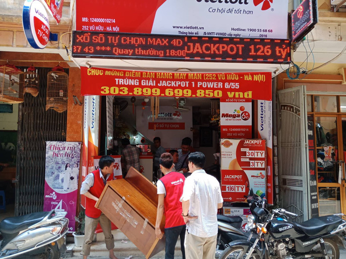 Nườm nượp đến mua vé cầu may tại đại lí Vietlott bán vé trúng gần 304 tỉ đồng
