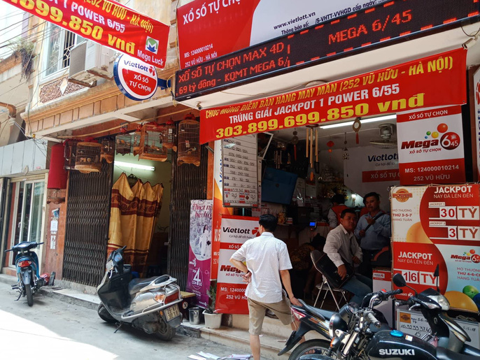 Nườm nượp đến mua vé cầu may tại đại lí Vietlott bán vé trúng gần 304 tỉ đồng