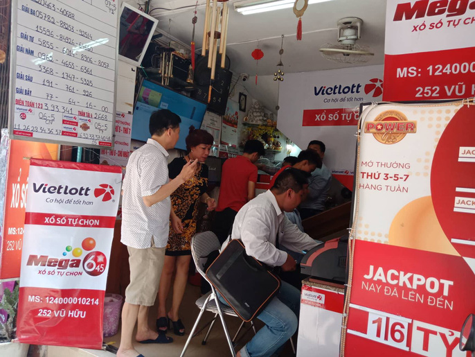 Nườm nượp đến mua vé cầu may tại đại lí Vietlott bán vé trúng gần 304 tỉ đồng
