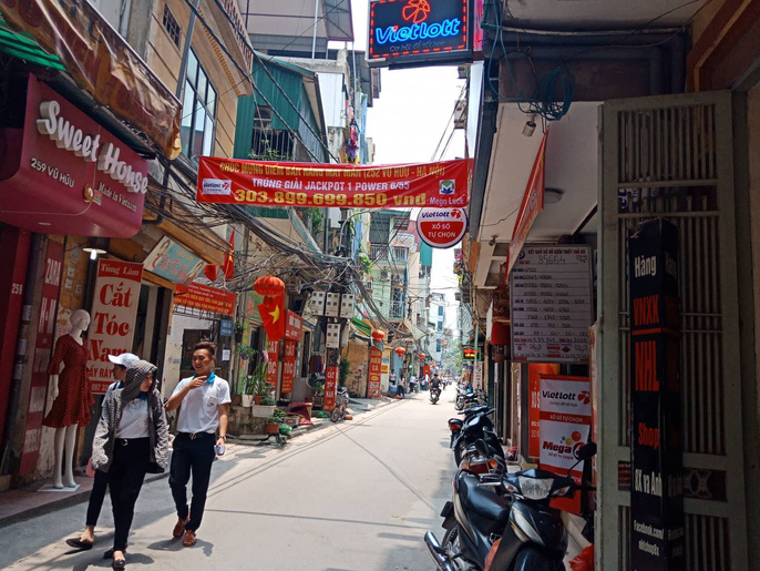 Nườm nượp đến mua vé cầu may tại đại lí Vietlott bán vé trúng gần 304 tỉ đồng