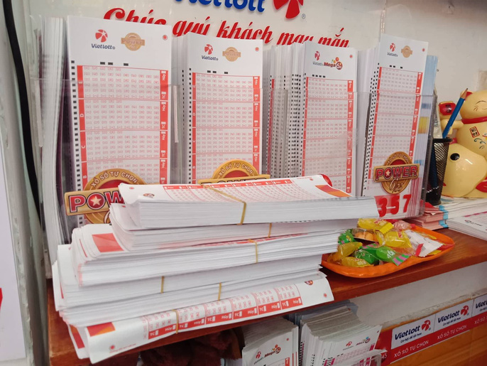 Nườm nượp đến mua vé cầu may tại đại lí Vietlott bán vé trúng gần 304 tỉ đồng