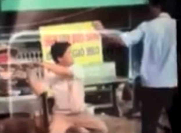 Cán bộ trật tự đô thị phường bị người bán hàng rong chém ở Sài Gòn