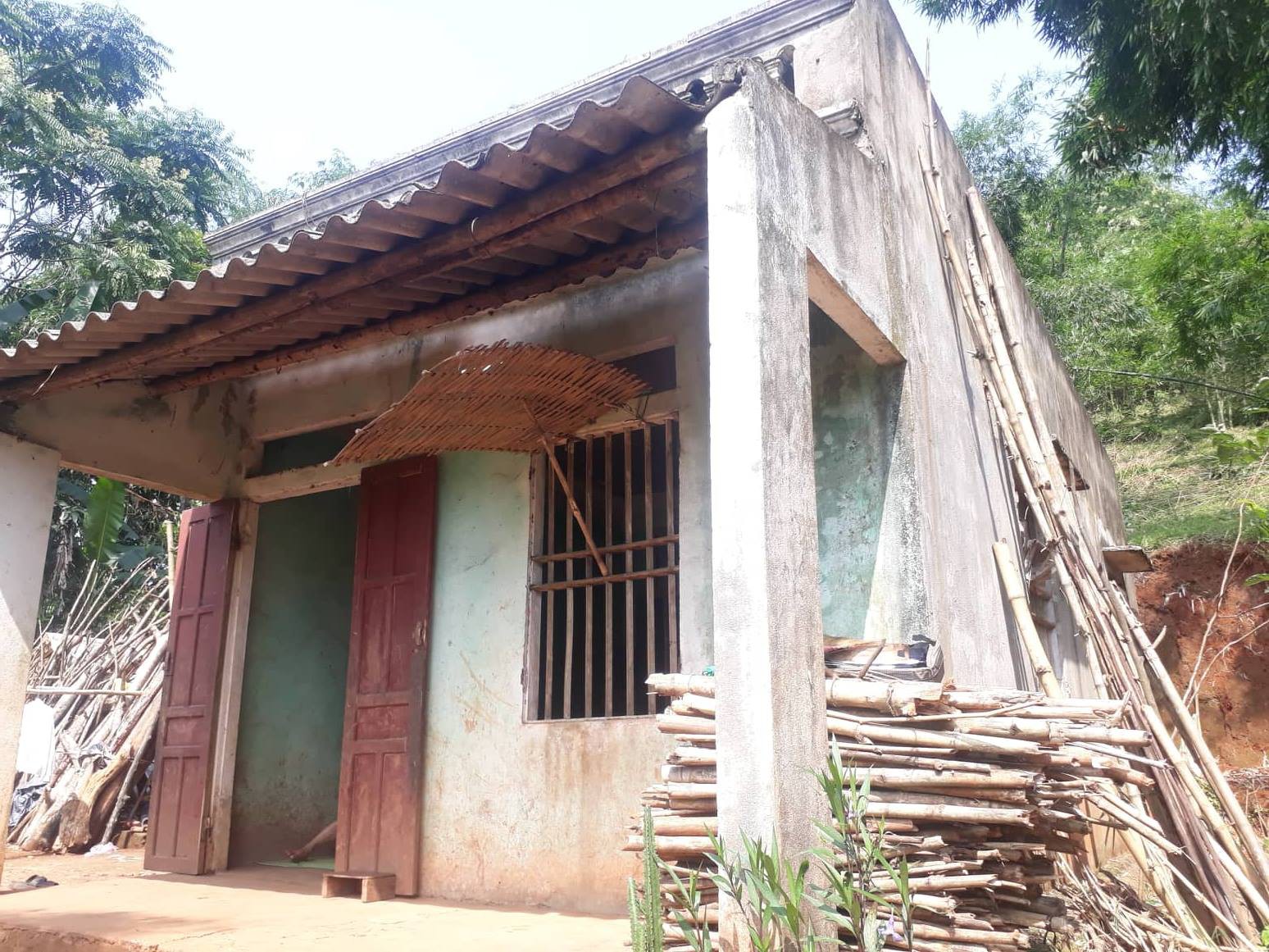 Vụ bác ruột nghi xâm hại cháu đến sinh con: Bán hết mọi thứ, cầm cố nhà để lo viện phí cho con