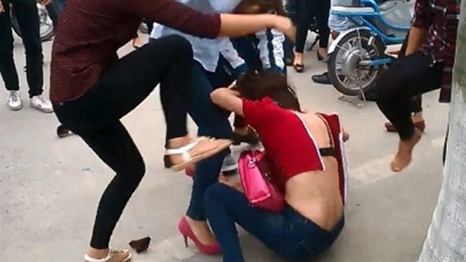 Nghi chồng ngoại tình, vợ dùng kéo cắt tóc, đâm vào đùi bồ nhí